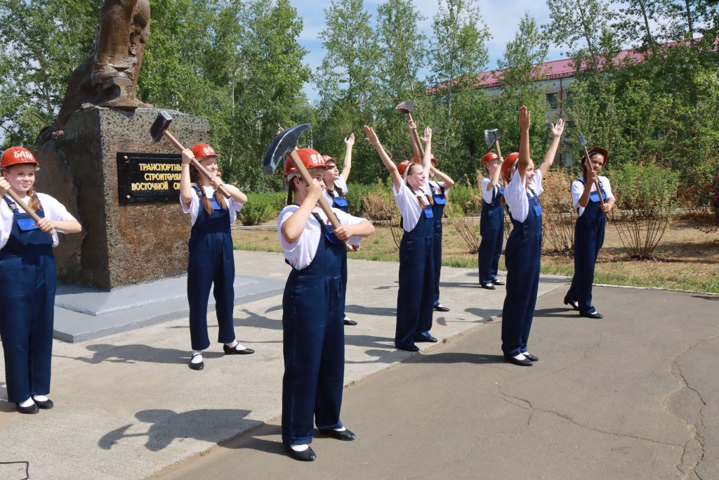 Церемония возложения у памятника строителям дороги