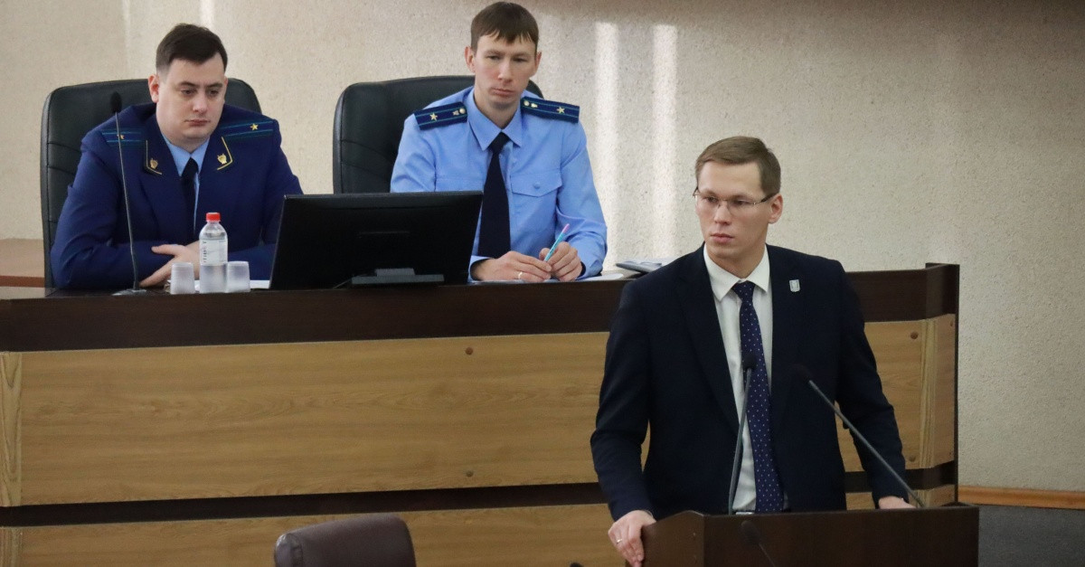 Выступление человека в костюме перед аудиторией