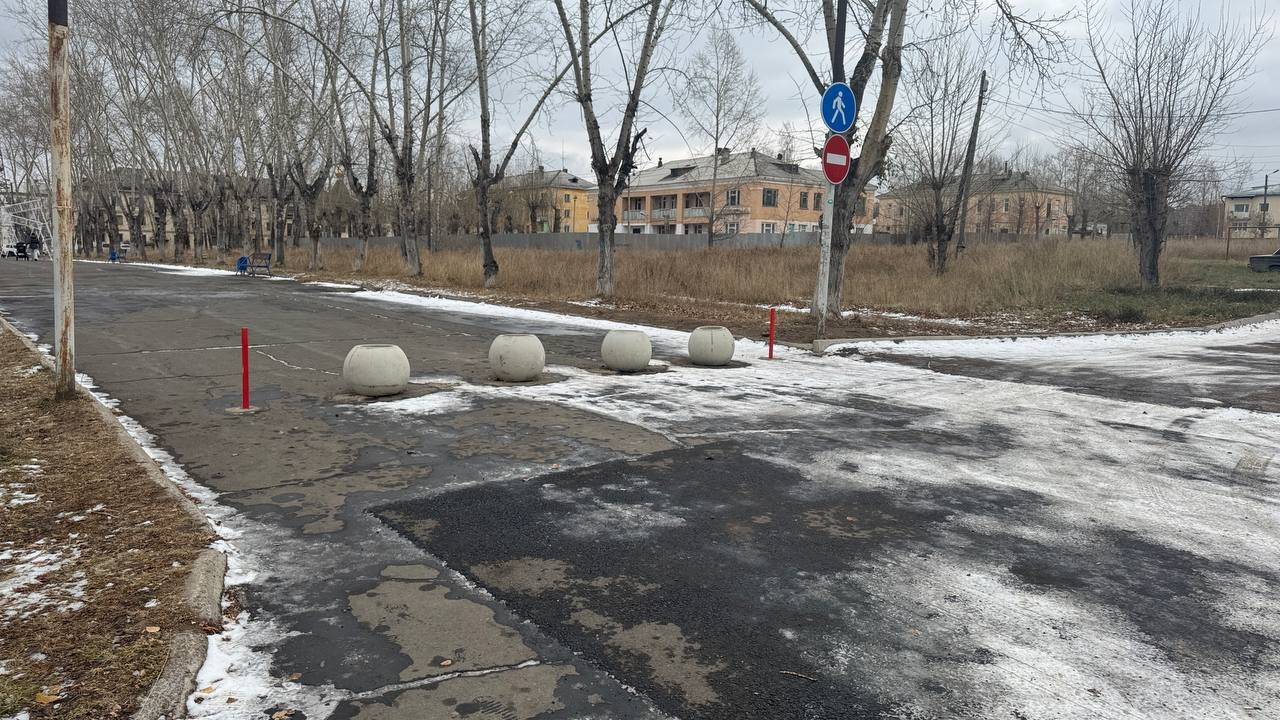 Зимняя улица с барьерами и знаками.