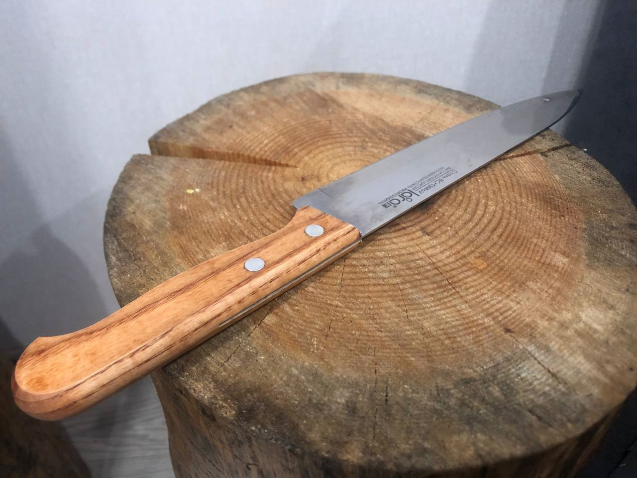 Кухонный нож на деревянной поверхности