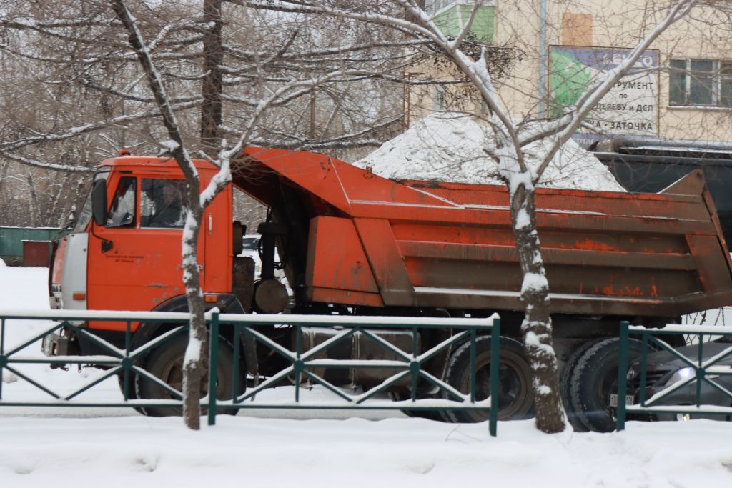Дорожная служба Братска вывела на улицы 151 сотрудника и 48 спецмашин для уборки снега