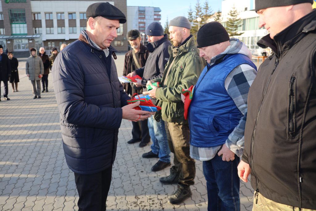 Шестерых добровольцев из Братска торжественно проводили на военную службу