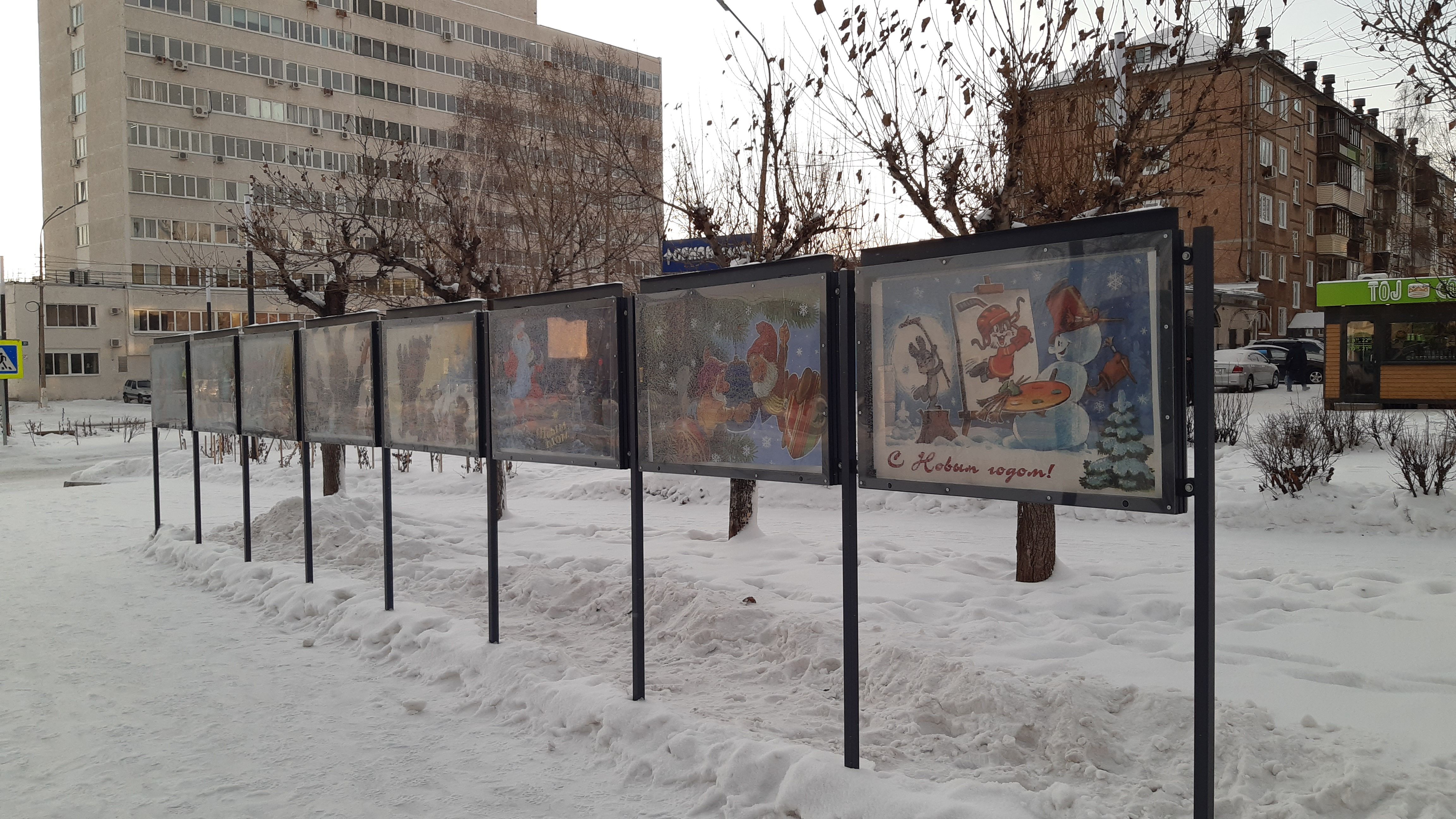 Улицу Кирова в Братске украсили стенды с новогодними открытками