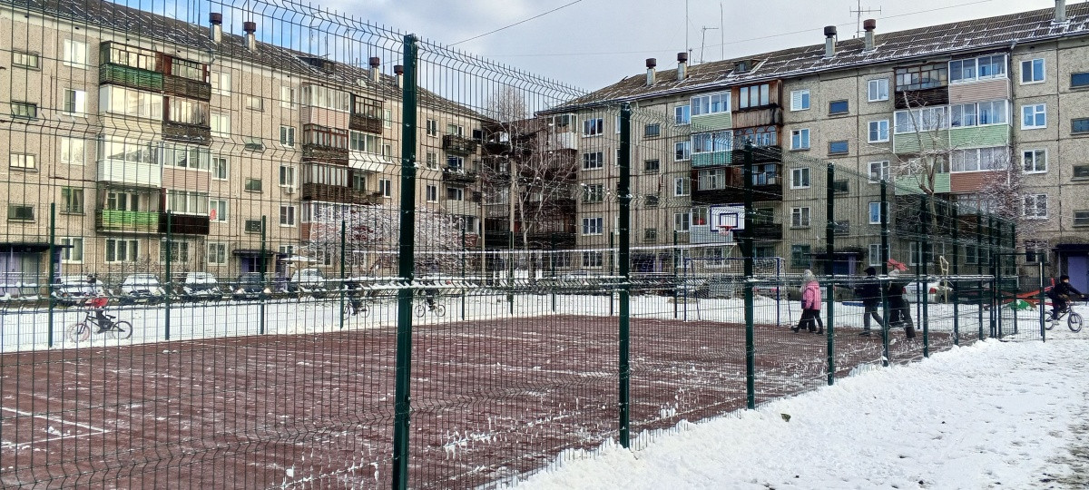 Зимняя игровая площадка с людьми и велосипедами