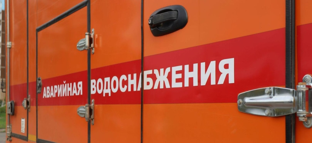 Аварийная служба водоснабжения на машине