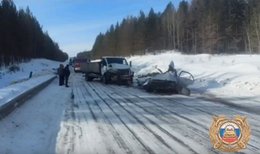 Автомобильная авария на заснеженной дороге