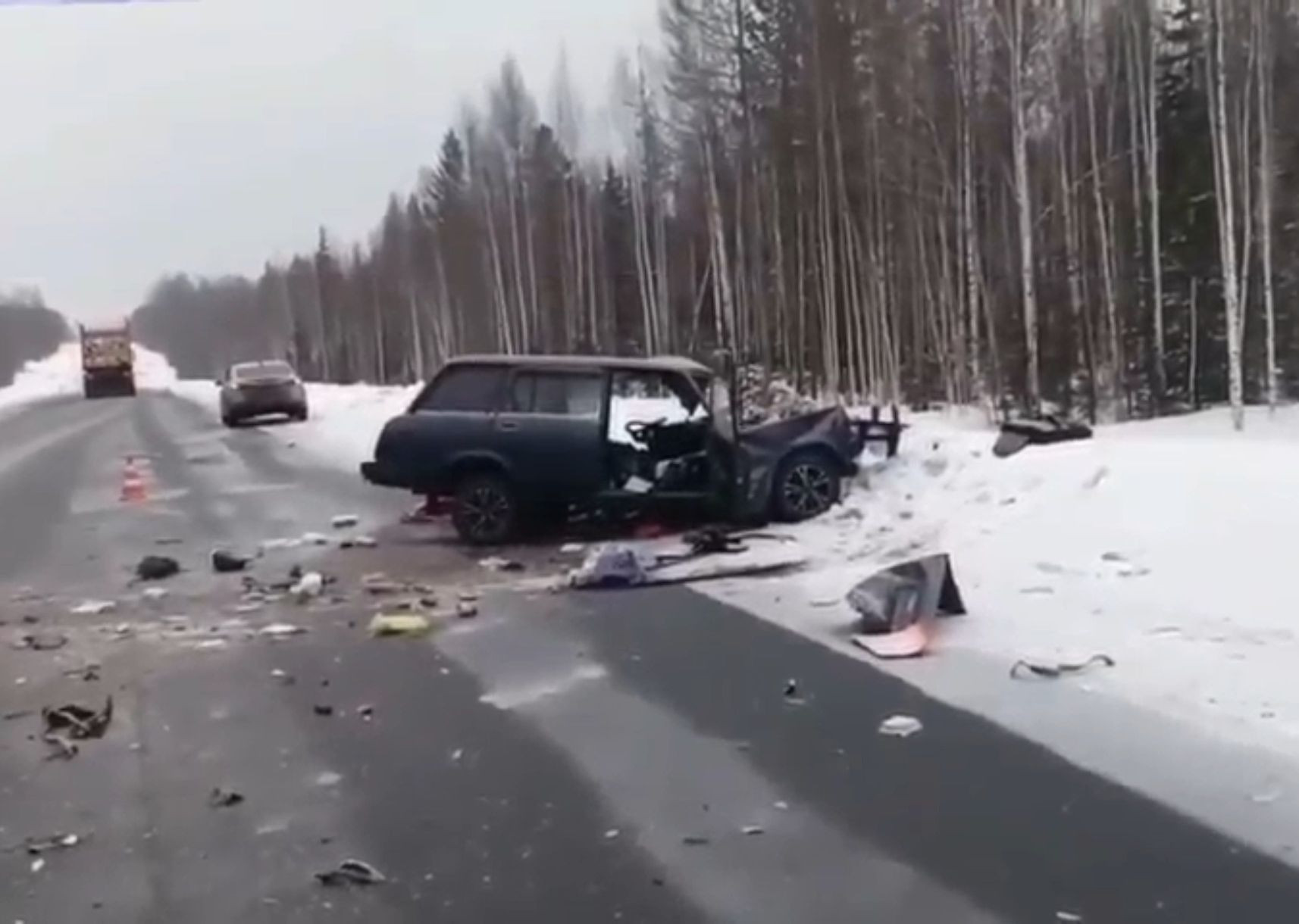 Автомобильная авария на заснеженной дороге