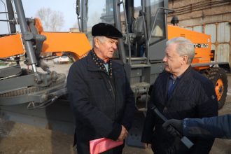 Автогрейдер для проведения работ по содержанию городских дорог привезли в Братск