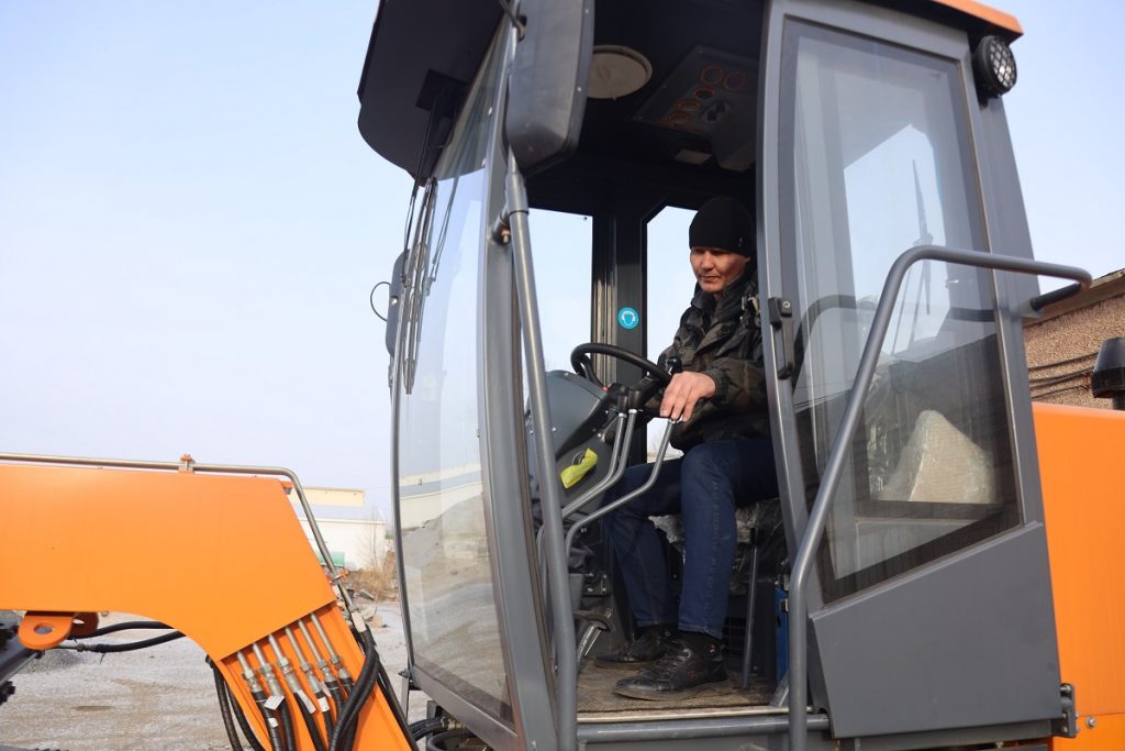 Автогрейдер для проведения работ по содержанию городских дорог привезли в Братск