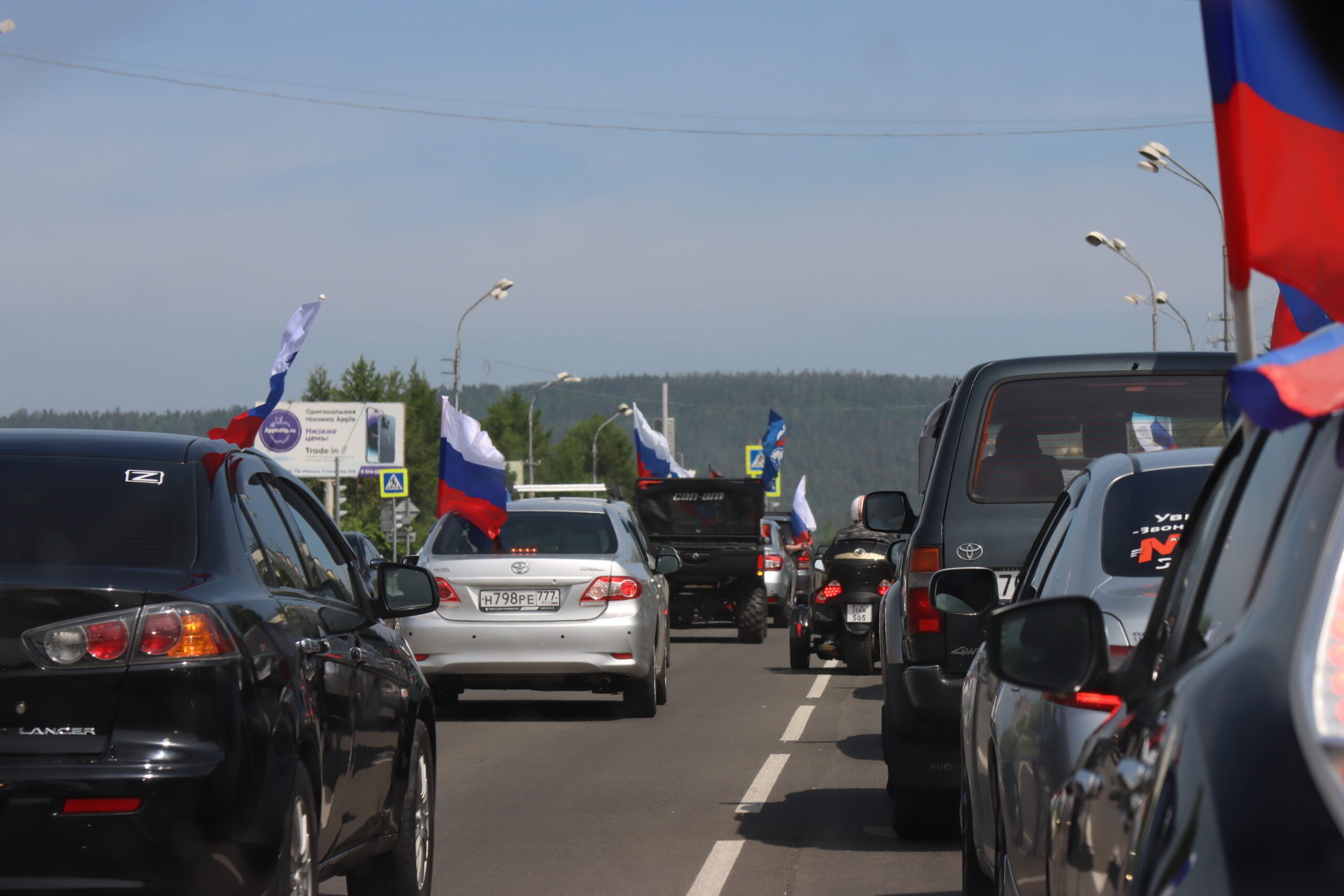 Автоколонна с российскими флагами промчалась по улицам Братска в честь Дня  России — Твой Братск