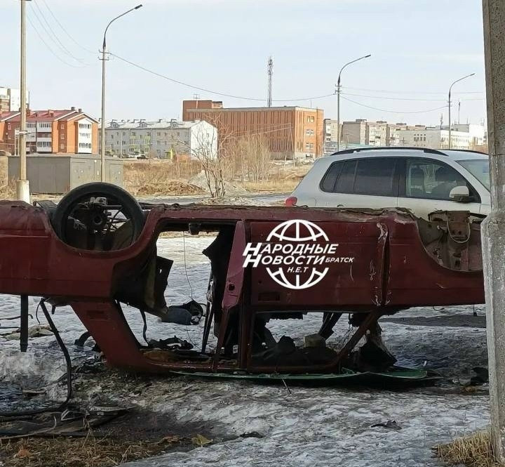 Перевернутая старая машина на улице