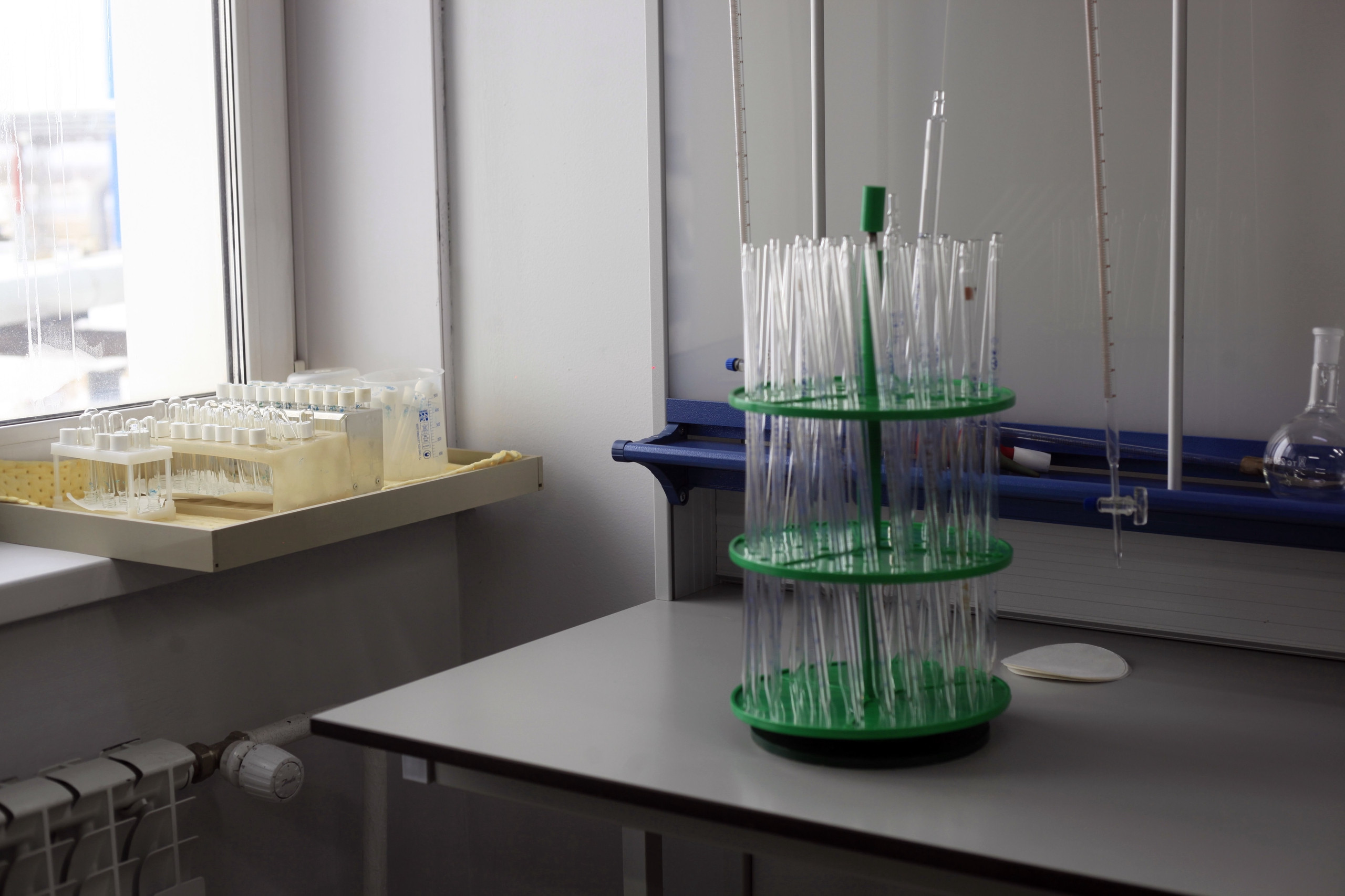 Лаборатория с пробирками на столе