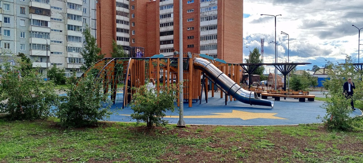 Современная детская площадка у жилого дома
