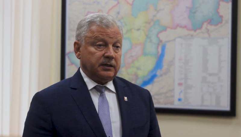 Мужчина в костюме на фоне карты