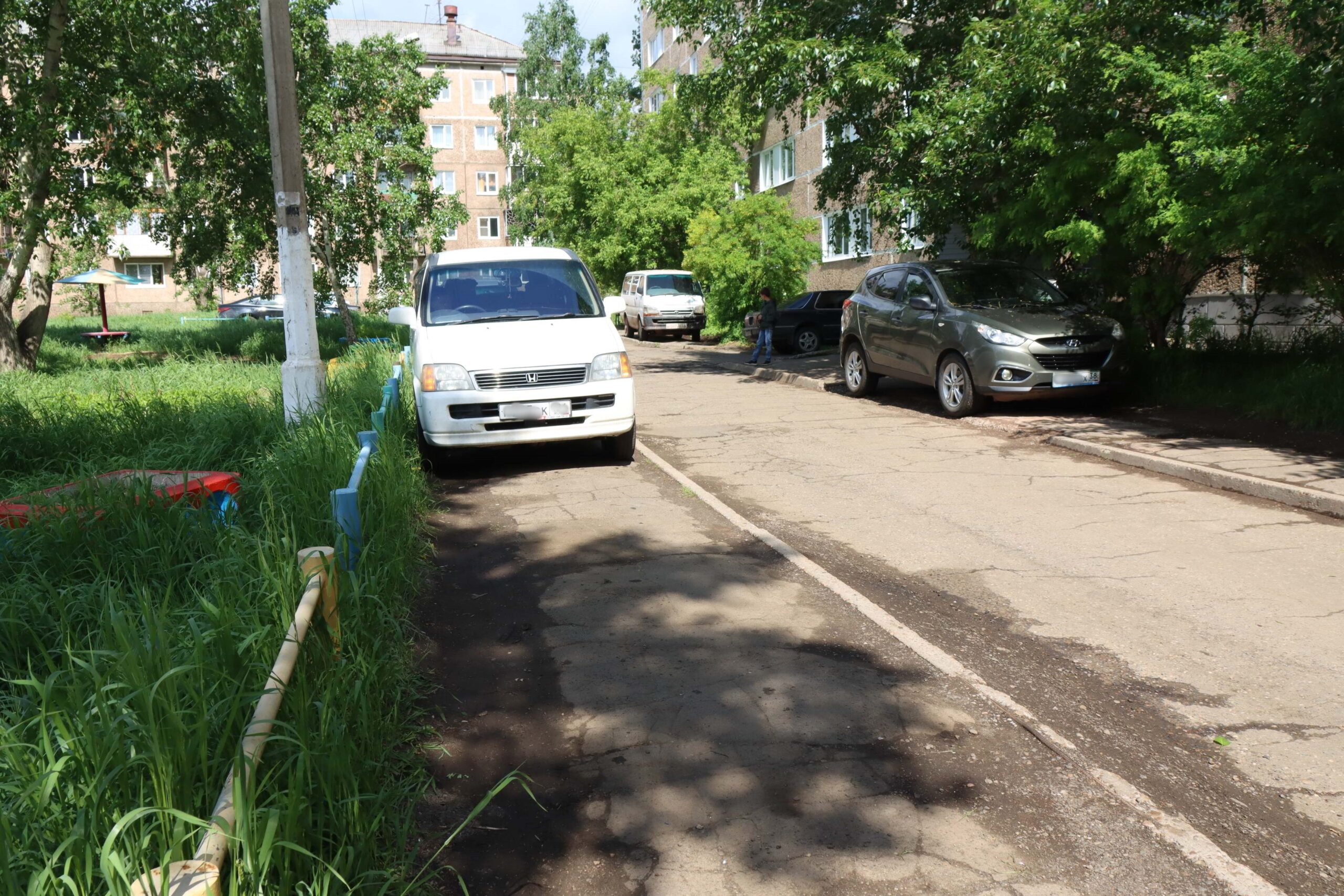 Братчан возмутила парковка машин на тротуаре во дворе дома №28. Глава  города пообещал помочь в решении вопроса — Твой Братск