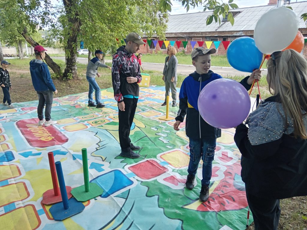 Детские игры на свежем воздухе с воздушными шарами.