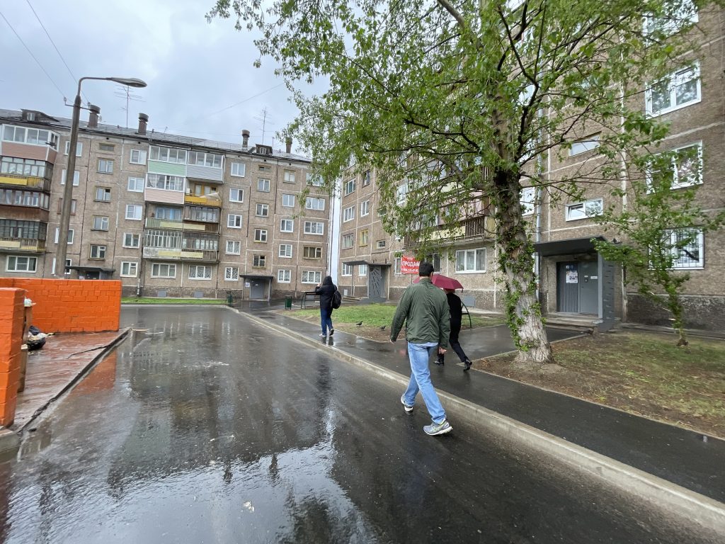 Братчанин о благоустройстве двора МКД: Машины теперь не на газонах