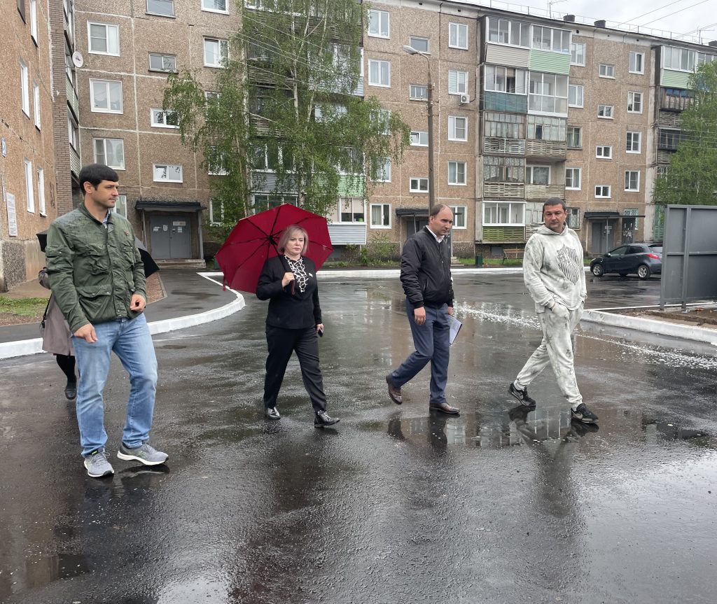 Братчанин о благоустройстве двора МКД: Машины теперь не на газонах