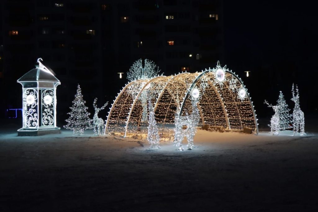 Братск к Новому году готов: елки, гирлянды, светящиеся конструкции и фигуры украшают город