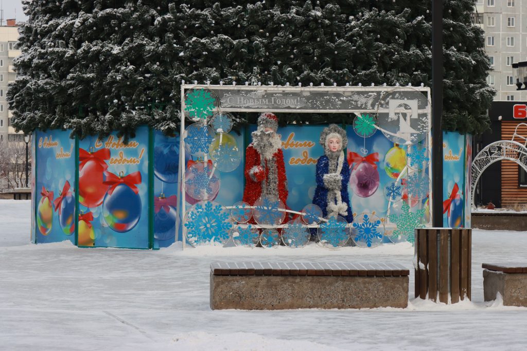 Братск к Новому году готов: елки, гирлянды, светящиеся конструкции и фигуры украшают город