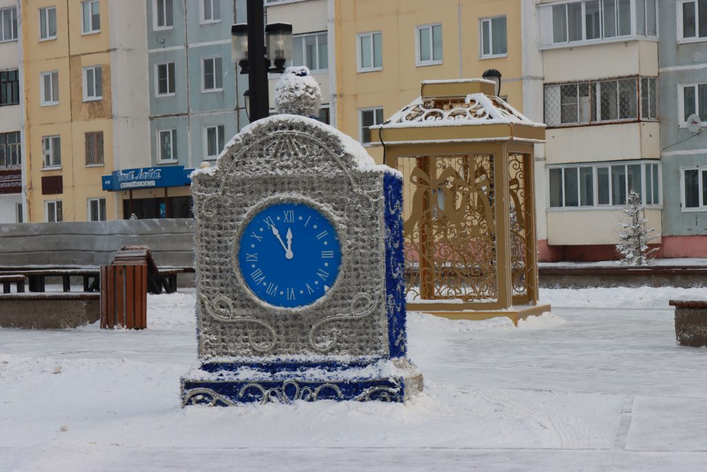 Братск к Новому году готов: елки, гирлянды, светящиеся конструкции и фигуры украшают город