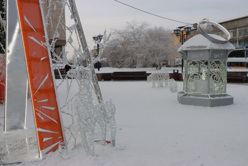 Братск к Новому году готов: елки, гирлянды, светящиеся конструкции и фигуры украшают город