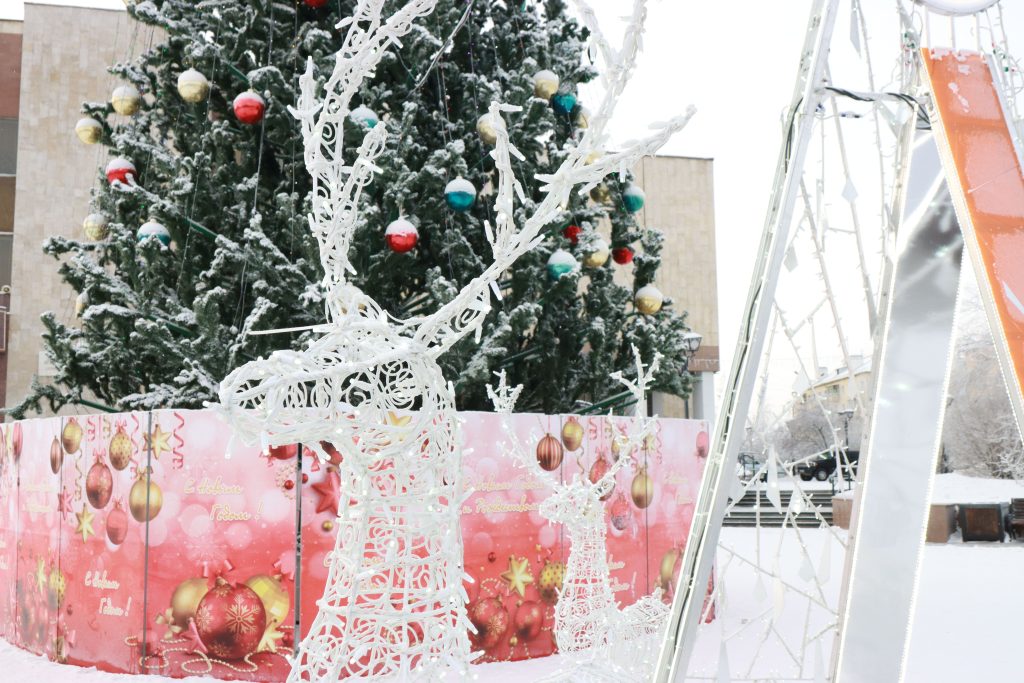 Братск к Новому году готов: елки, гирлянды, светящиеся конструкции и фигуры украшают город