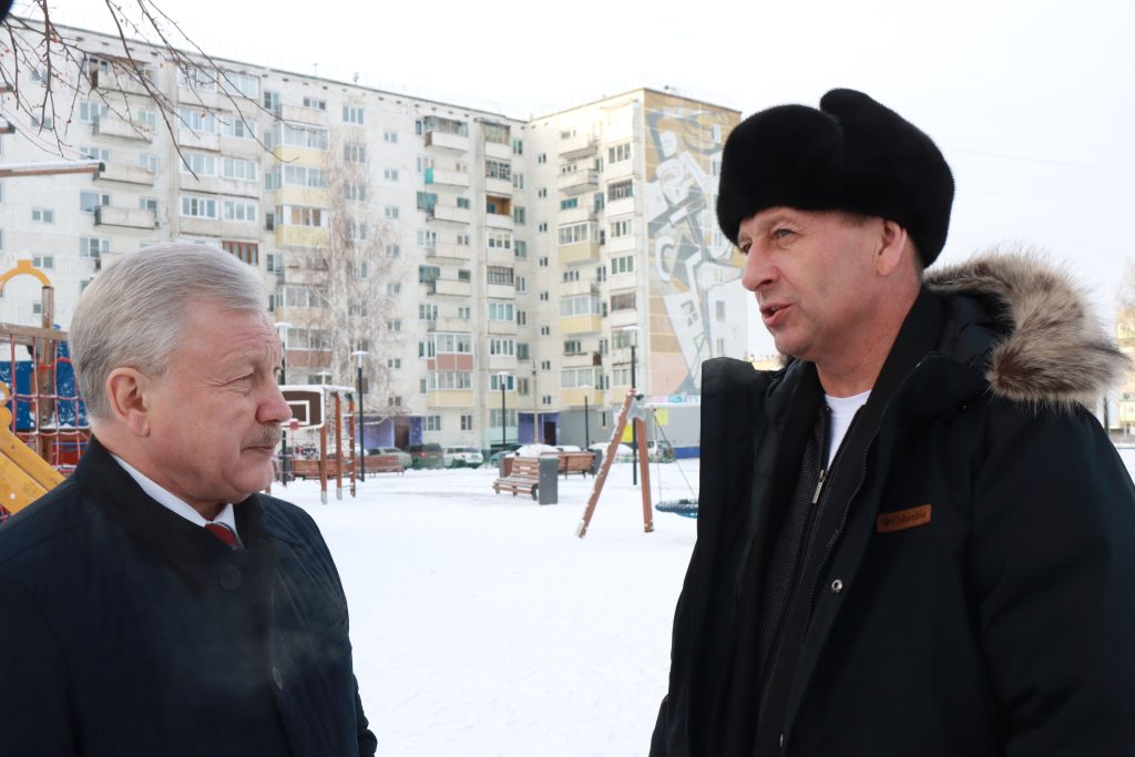 Братск к Новому году готов: елки, гирлянды, светящиеся конструкции и фигуры украшают город