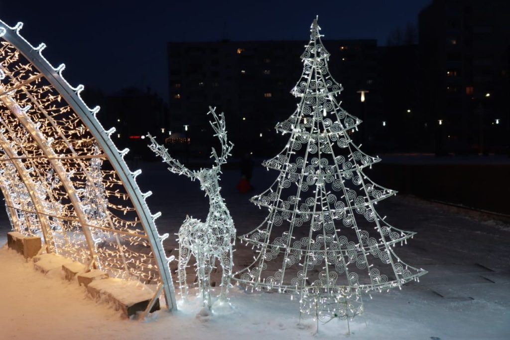 Братск к Новому году готов: елки, гирлянды, светящиеся конструкции и фигуры украшают город