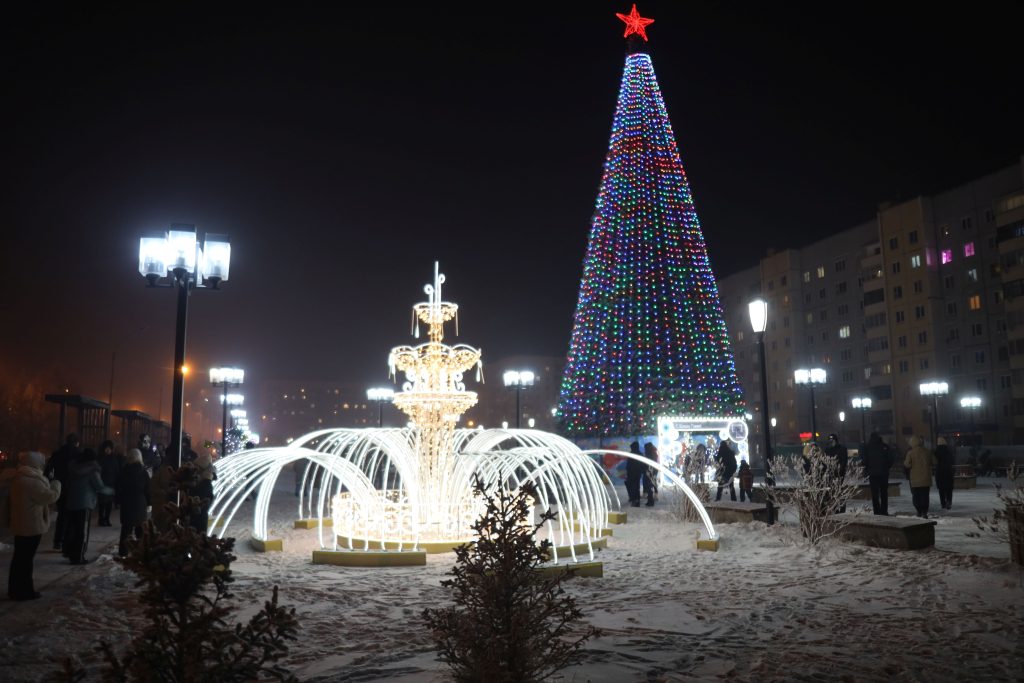 Братск к Новому году готов: елки, гирлянды, светящиеся конструкции и фигуры украшают город