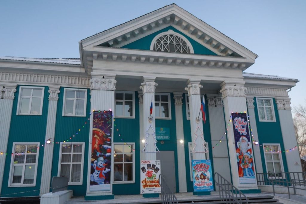 Братск к Новому году готов: елки, гирлянды, светящиеся конструкции и фигуры украшают город