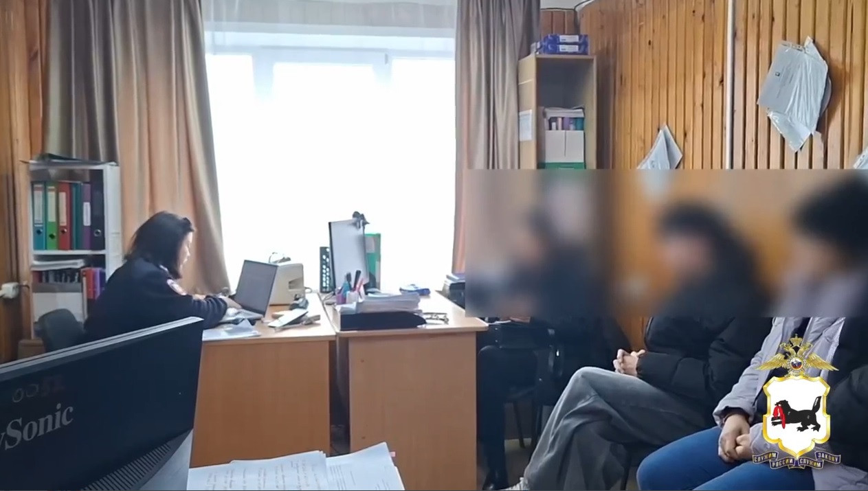 Офис с работниками за столом