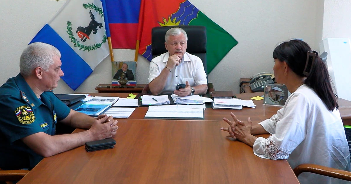 Встреча трёх людей за офисным столом.