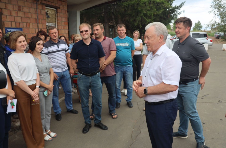 Мужчина говорит перед группой людей на улице