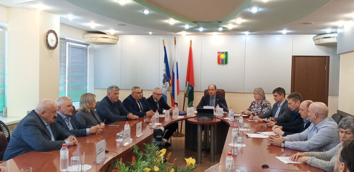 Заседание в конференц-зале с флагами