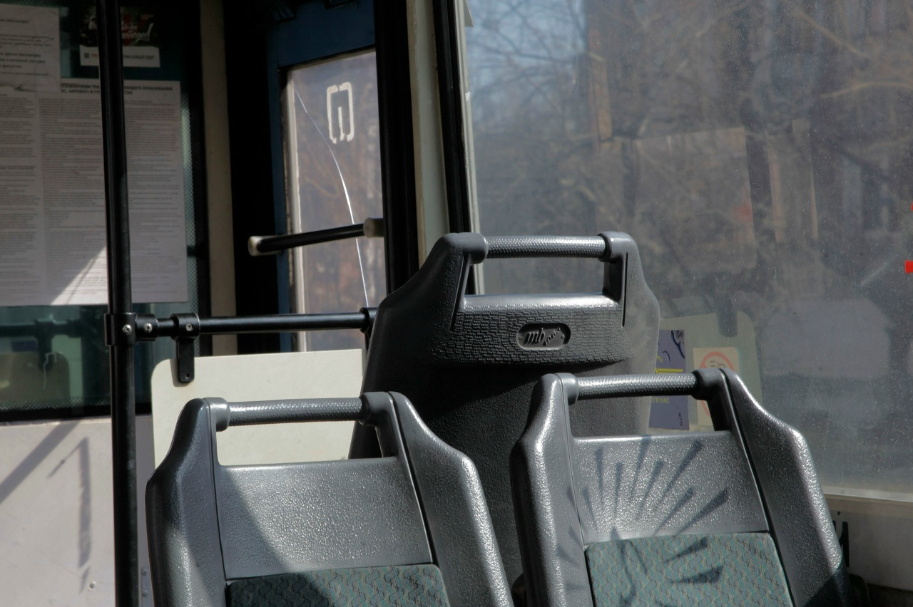 Пустые сиденья в автобусе, солнечное освещение