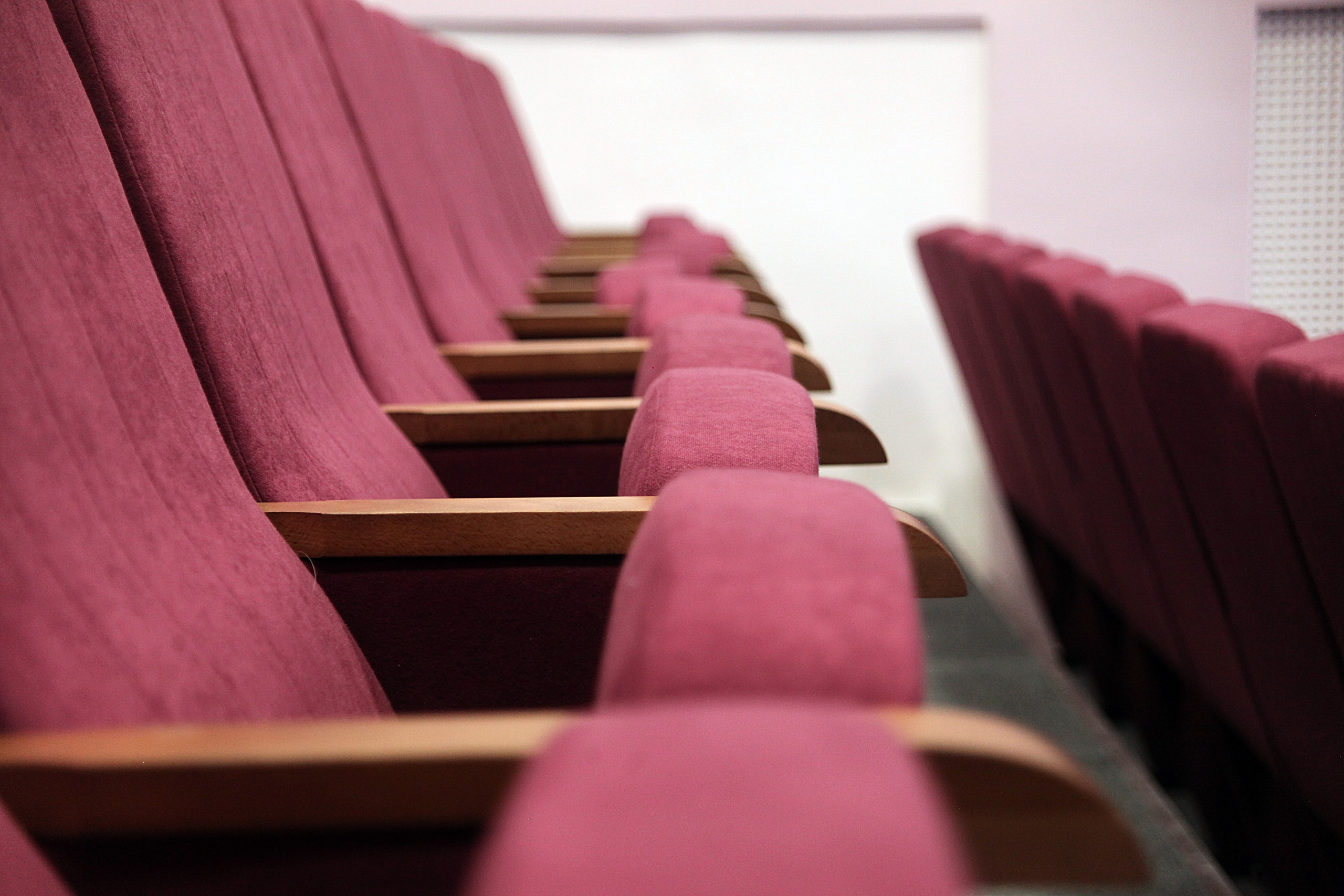 Ряды красных театральных кресел