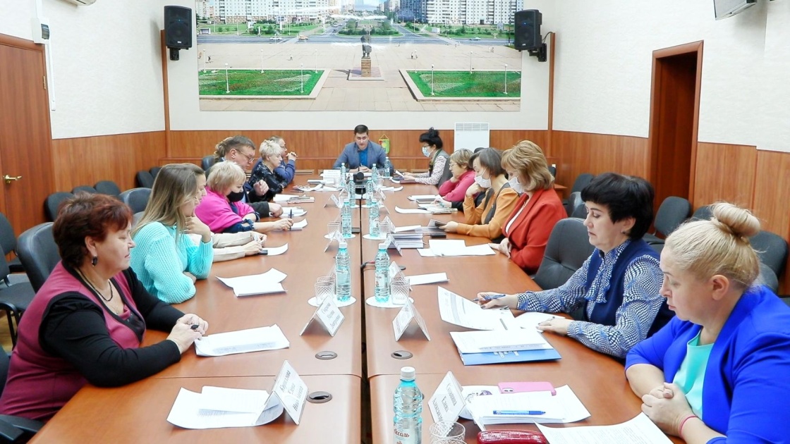 Defitsit Kadrov V Sferah Obrazovaniya I Zdravoohraneniya Obsudili V Obschestvennoy Palate Bratska