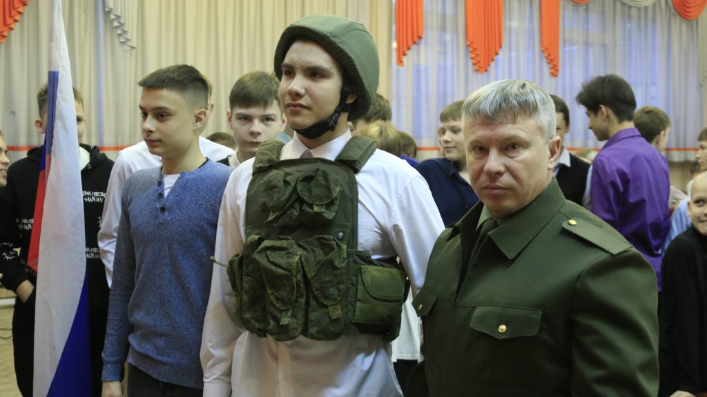 Депутат Думы Братска принес в школу №35 бронежилет, каску и динамические наушники