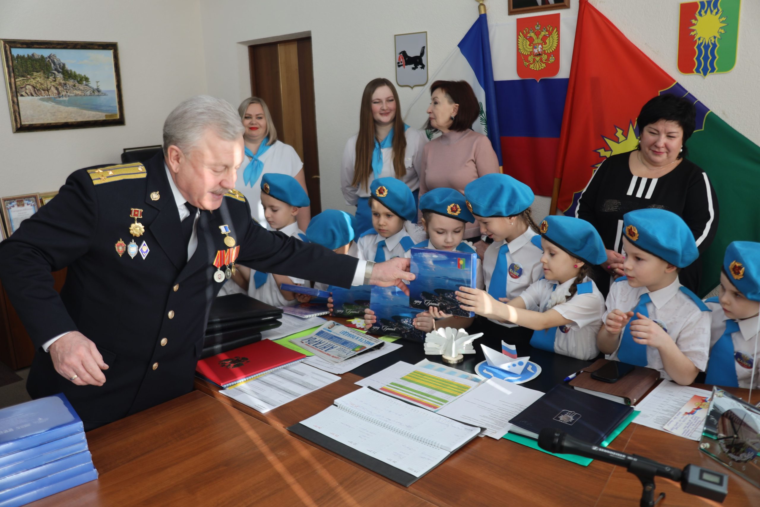 Detsadovskie Kadety Pozdravili Muzhchin Bratska S Nastupayuschim Prazdnikom 2