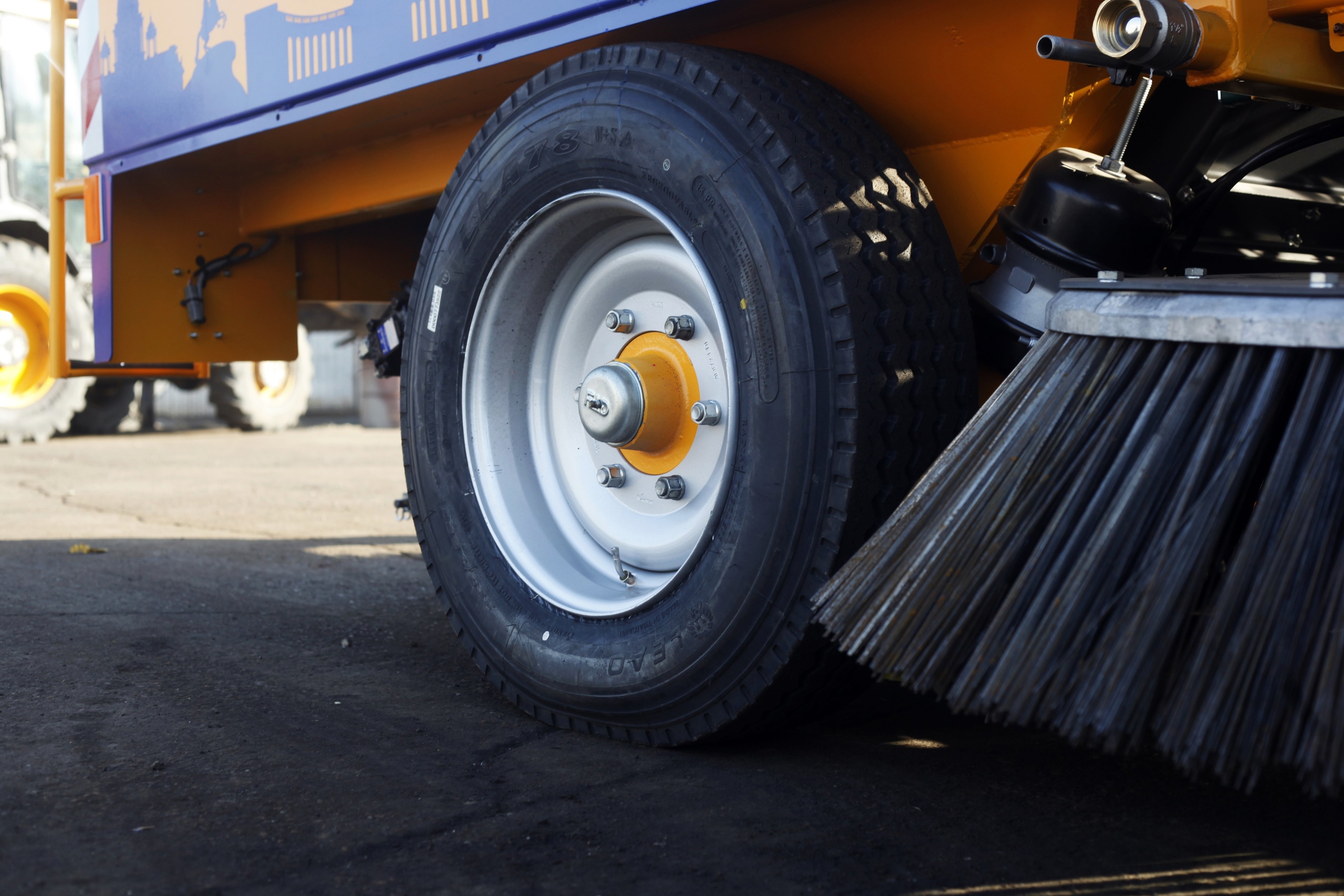 До 30 сентября Дорожная служба Братска получит три уборочные машины, стоимостью почти 44 млн рублей