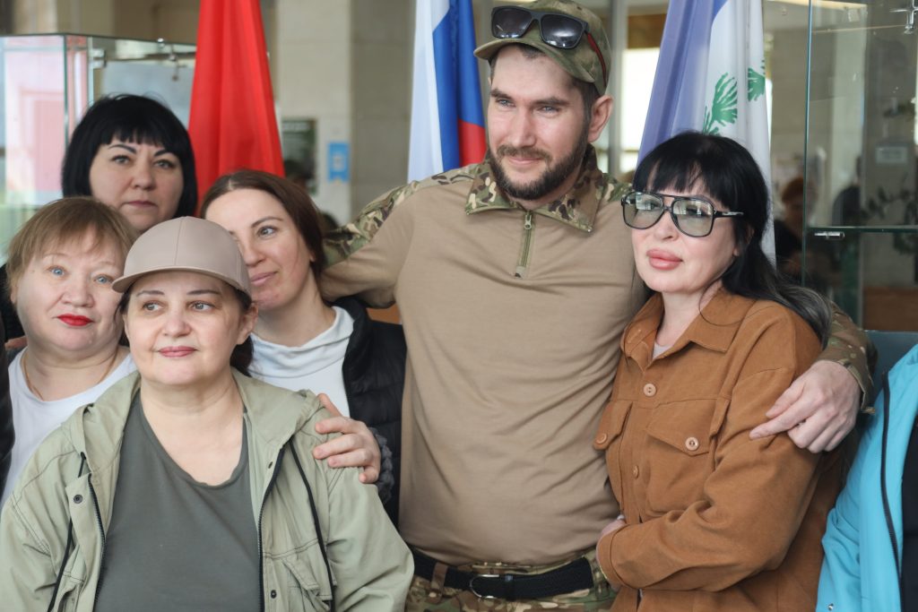 Добровольца из Братска провожали на службу коллеги с плакатом и подарками