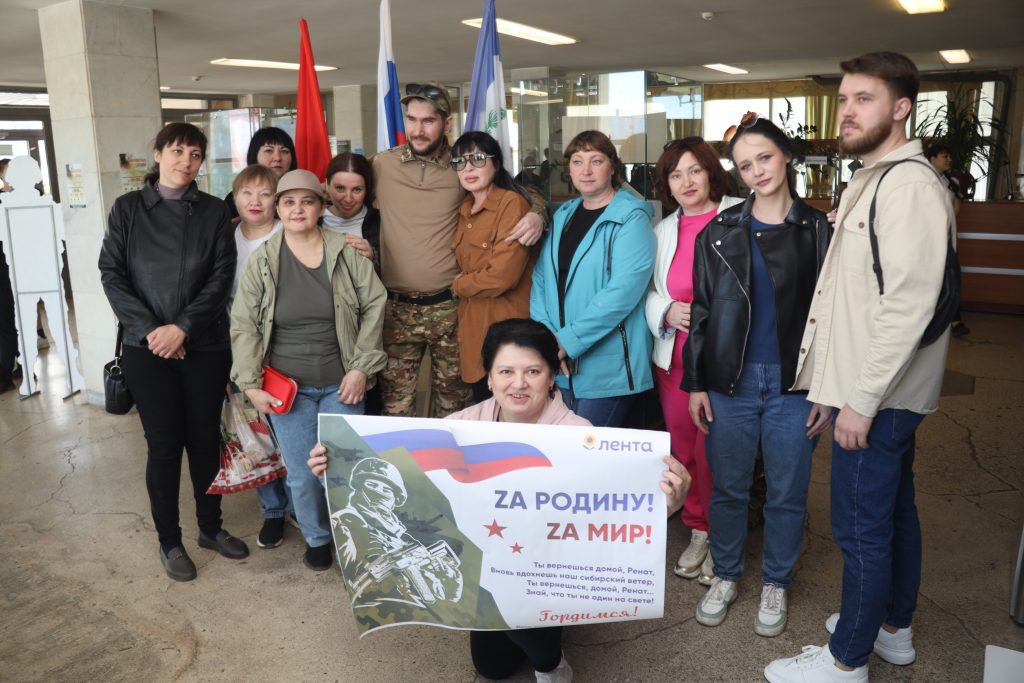 Добровольца из Братска провожали на службу коллеги с плакатом и подарками