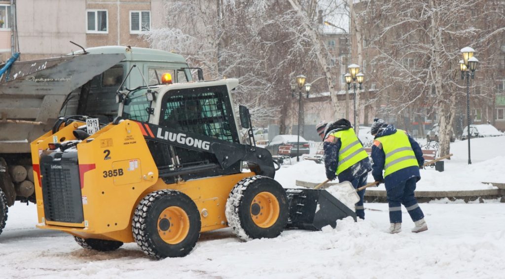 Дорожная служба Братска вывела на улицы 151 сотрудника и 48 спецмашин для уборки снега