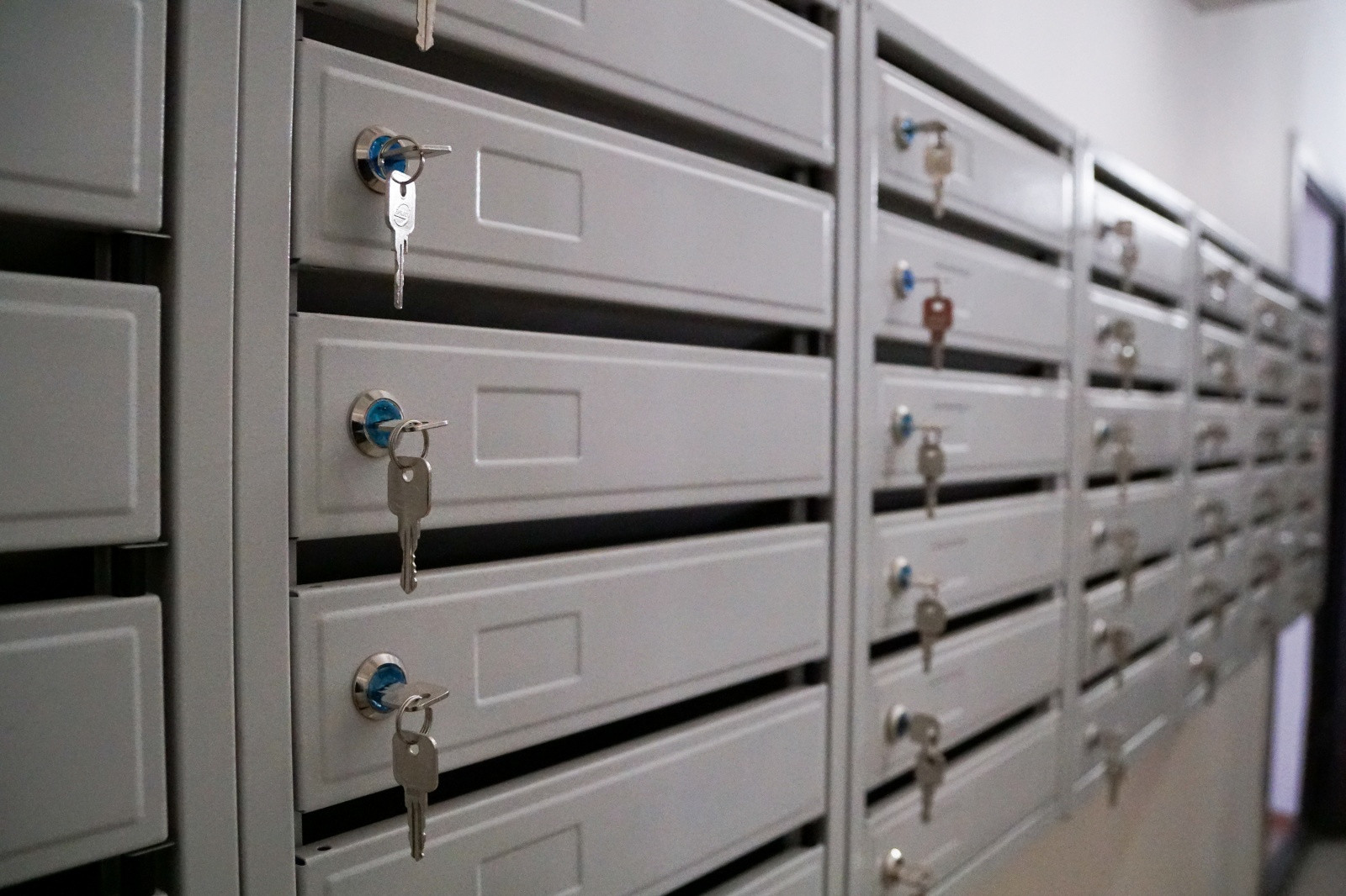 Почтовые ящики с ключами в замках.