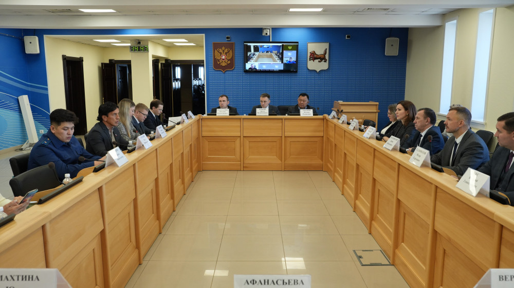 Встреча за столом в конференц-зале