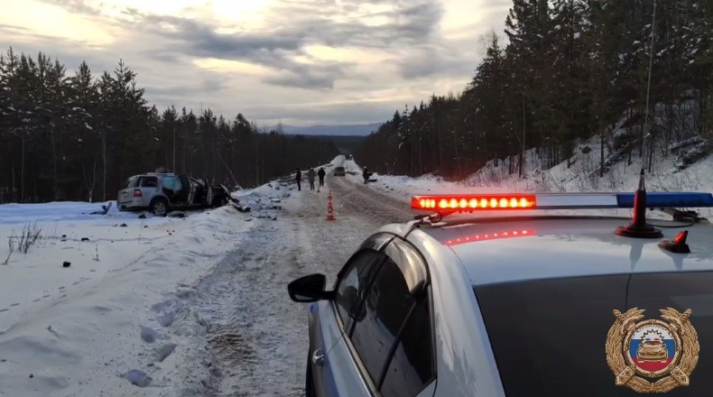 Автомобильная авария на заснеженной дороге с полицией.