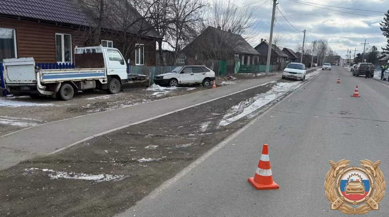 Дорога с машинами и конусами