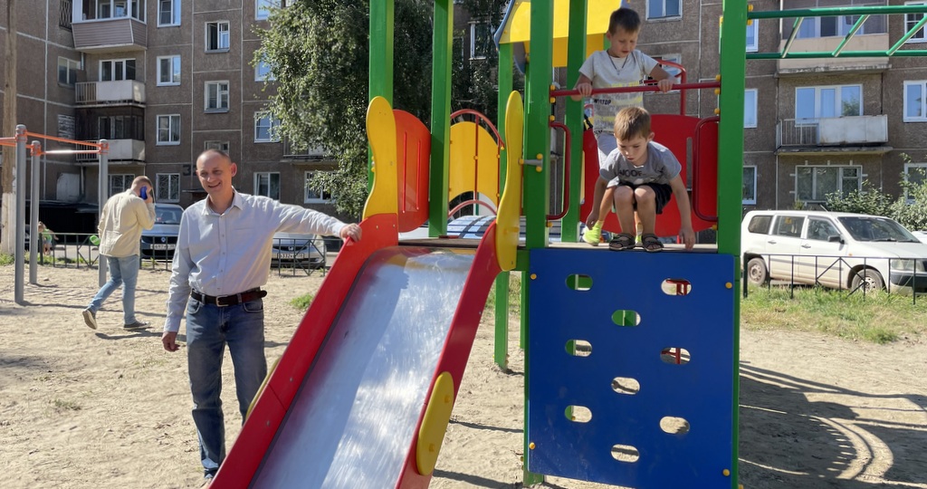 Две детских площадки благоустроили в Братске в рамках исполнения депутатских наказов
