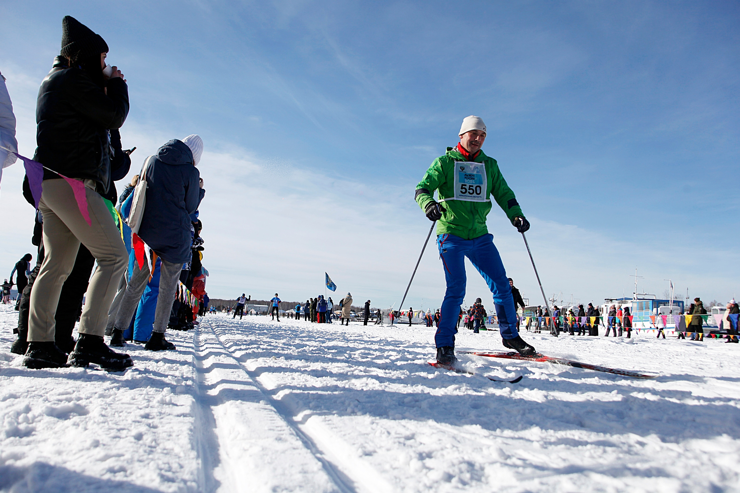 Лыжники на снежной трассе во время соревнований